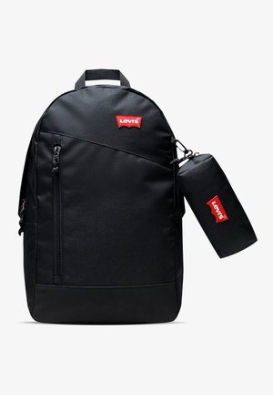 Czarny plecak wykonany z wytrzymałego materiału, z przednią kieszenią na zamek, górną rączką oraz bocznym uchwytem na butelkę z wodą z czerwonym logo Levi's.