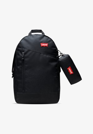 Schwarzer Rucksack aus strapazierfähigem Material, ausgestattet mit einer Front-Reißverschlusstasche, einem oberen Griff und einem seitlichen Wasserflaschenhalter mit roten Levi's-Logoprints.