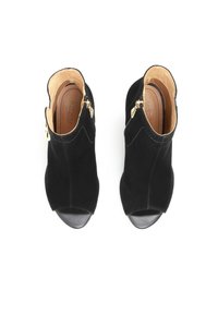 Bottines en suede noir à bout ouvert, avec une fermeture éclair dorée sur le côté et un bord en cuir noir lisse sur le bout.