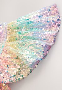 Tessuto multicolore con volant, impreziosito da paillettes iridescenti nei toni del rosa, blu e verde, che creano una superficie scintillante e testurizzata.