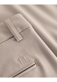 Les Deux COMO PANTS SEASONAL - Chino hlače - light desert sand