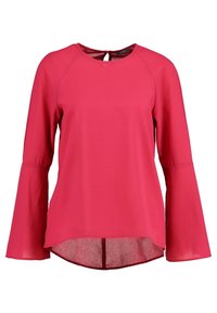 Rosa Bluse mit langen Ärmeln aus glattem Stoff, mit rundem Ausschnitt, weitem Ärmeldesign und einem subtilen High-Low-Saum mit einem kleinen Schlitzdetail auf der Rückseite.