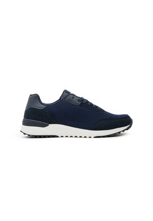 Zapatillas navy con parte superior de malla transpirable, acentos texturizados y una suela de goma blanca con patrones de tracción. Diseño clásico de cordones.