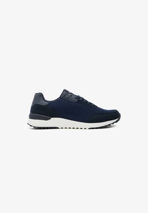 Zapatillas navy con parte superior de malla transpirable, acentos texturizados y una suela de goma blanca con patrones de tracción. Diseño clásico de cordones.