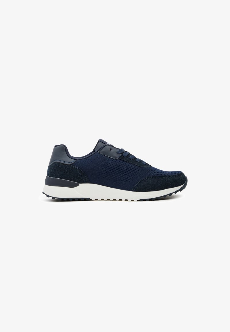Zapatillas navy con parte superior de malla transpirable, acentos texturizados y una suela de goma blanca con patrones de tracción. Diseño clásico de cordones.