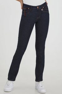 Jeans de mezclilla azul oscuro con un diseño ajustado, corte recto, herrajes en tono cobre y costuras de contraste. Estilo clásico de 5 bolsillos.