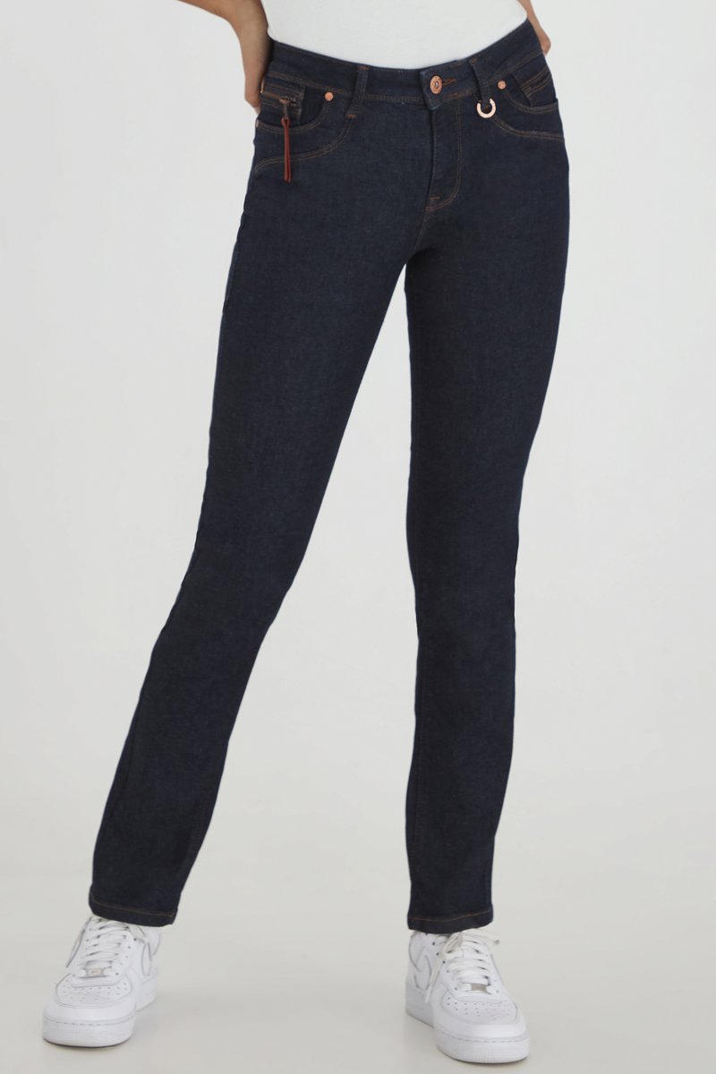 Jeans de mezclilla azul oscuro con un diseño ajustado, corte recto, herrajes en tono cobre y costuras de contraste. Estilo clásico de 5 bolsillos.