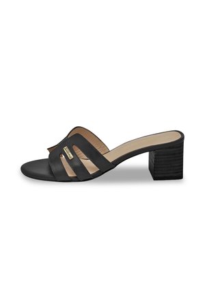 Mule nera con tacco realizzata in pelle liscia, tre fascette intagliate e un tacco cubo testurizzato. Fodera interna in beige.