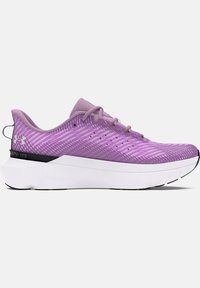 Scarpa sportiva viola con tomaia testurizzata, suola intermedia bianca e dettagli neri. Presenta un design con lacci e tessuto traspirante.