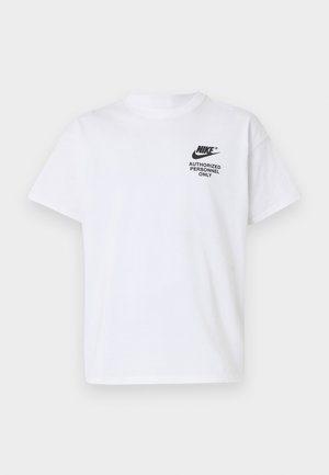 Biała krótka koszulka Nike z czarnym logo "Nike" i napisem "Authorized Personnel Only" na lewej piersi.