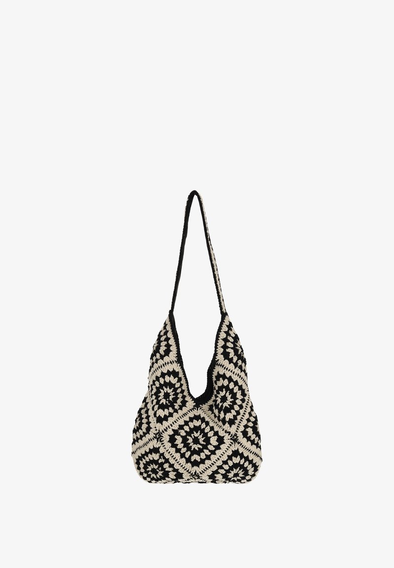 Sac à épaule noir et beige en crochet avec un motif en losange et une longue bandoulière simple.