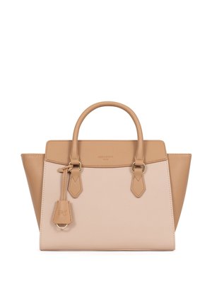 Beige en tan lederen handtas met dubbele handvatten, gestructureerde vorm, zijpanelen en een hangend leren label met gouden ringdetail.