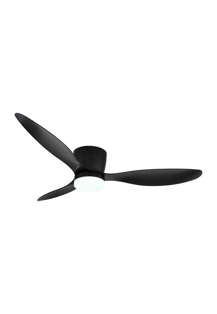 Stropní ventilátor se třemi černými zakřivenými lopatkami a středn ím bílým světelným zařízením, navržený pro moderní interiérové použití.