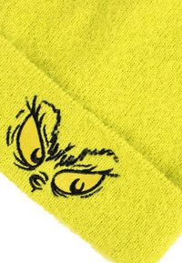 Berretto lavorato a maglia giallo neon con occhi ricamati neri, caratterizzato da una texture morbida e una vestibilità aderente. L'elemento distintivo del design è l'espressione.