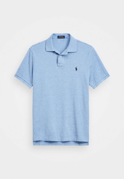 Cămașă polo de culoare albastru deschis, cu mâneci scurte, guler cu două butoane, logo brodat pe partea stângă a pieptului, fabricată dintr-un material texturat.