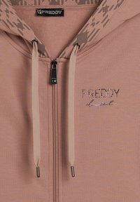 Felpa rosa chiaro con chiusura a zip, dotata di cappuccio decorato, lacci e logo "FREDDY" impreziosito da strass. Texture del tessuto morbida.