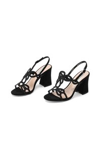 Sandali con tacco alto in suede nero, con punta aperta, caratterizzati da un design decorativo in pizzo e cinturino alla caviglia con fibbia, sorretti da un comodo tacco a blocco.