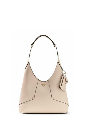 Sac à bandoulière en cuir beige avec plaque de logo métallique triangulaire et porte-cartes ainsi qu'un porte-clés assortis attachés.