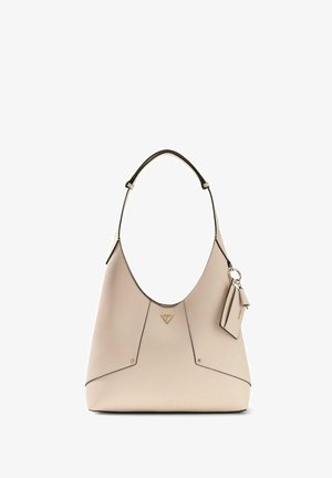 Sac à bandoulière en cuir beige avec plaque de logo métallique triangulaire et porte-cartes ainsi qu'un porte-clés assortis attachés.