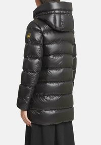 Zwarte donsjas met een glanzende afwerking, voorzien van een capuchon, doorgestikt ontwerp en zichtbare naden. Heeft een logopatch op de schouder.