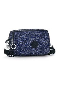 Malá obdélníková crossbody taška s modro-černým skvrnitým vzorem, předním logem, černým nastavitelným popruhem a černým přívěskem ve tvaru gorily.