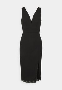 Černé šaty mají hluboký výstřih do V, přiléhavé tělo a krajkový lem na spodním okraji. Sukně má vysoký rozparek na stehně pro větší detail.