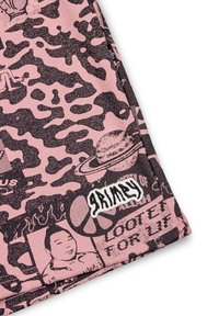 Tejido rosa con un estampado gráfico negro que presenta varios diseños, incluidas llamas, planetas y texto, junto con un parche blanco que dice "Grimy".