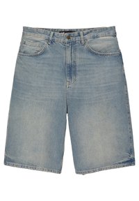 Shorts en denim bleu clair avec une coupe droite, dotés d'un design à cinq poches, d'une ceinture avec passants, et d'un léger effet délavé sur tout le tissu.