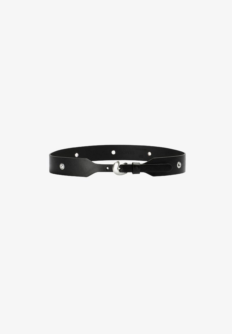 Cinturón de cuero negro con un acabado suave, que presenta herrajes metálicos y múltiples agujeros para ajuste. Diseño minimalista con una silueta elegante.
