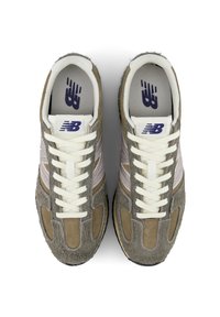 Γκρι και μπεζ αθλητικά παπούτσια με υλικά σουέντ και δίχτυ, επίπεδα κορδόνια και καουτσούκ σόλα· λογότυπο στη γλώσσα και στην εσωτερική σόλα.