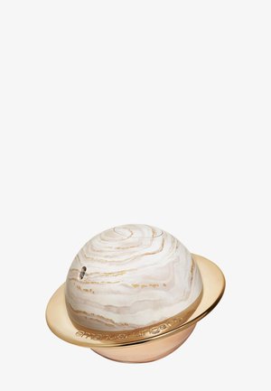 Contenitore a forma di pianeta marmorizzato crema e beige con un anello dorato lucido alla base inciso con "emanuel ungaro".