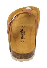Sandale en suède marron avec quincaillerie blanche, semelle en liège et semelle intérieure texturée jaune. Le nom de la marque "palado" est imprimé à l'intérieur.