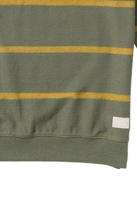 Oliwkowy sweatshirt z poziomymi żółtymi paskami, z prążkowanymi mankietami i dołem. Posiada małą metkę RVCA w dolnym lewym rogu.