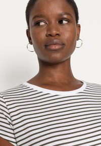 Mads Nørgaard STRIPE TEASY TEE - T-shirt estampada - white/forest night