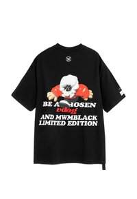 Camiseta de algodón negra con un diseño gráfico en la parte posterior que presenta texto en blanco y rojo, representando a un personaje de dibujos animados vestido con un atuendo rojo.