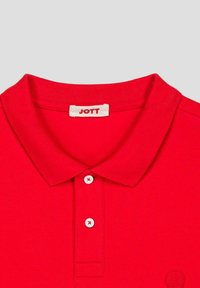 Rood poloshirt met een klassieke kraag, voorzien van een sluiting met drie knopen, witte knopen met rode stiksels, en een geborduurd logo op de borst.