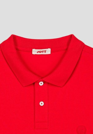Rood poloshirt met een klassieke kraag, voorzien van een sluiting met drie knopen, witte knopen met rode stiksels, en een geborduurd logo op de borst.