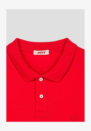 Rood poloshirt met een klassieke kraag, voorzien van een sluiting met drie knopen, witte knopen met rode stiksels, en een geborduurd logo op de borst.