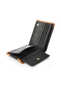 Portafoglio bifold in pelle nera e marrone aperto, che mostra scomparti per carte e una tasca per monete con bottone a scatto su uno sfondo bianco.