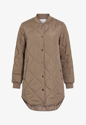 Giacca trapuntata marrone con colletto in stile bomber, bottoni a pressione, maniche lunghe e orlo posteriore leggermente allungato. Texture liscia e senza motivi visibili.