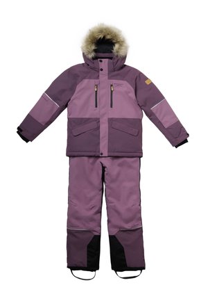 Veste d'hiver bicolore violette pour enfant avec capuche bordée de fourrure et pantalon de neige assorti avec renforts noirs aux genoux et sangles élastiques aux pieds.