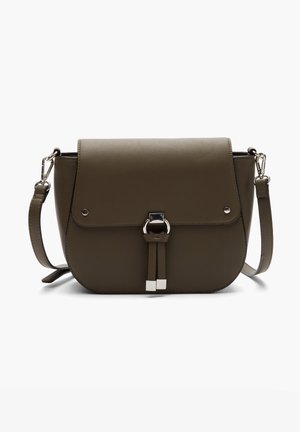 Sac à bandoulière vert olive en matériau lisse, doté d'une fermeture à rabat, d'une sangle réglable, d'un gland décoratif et d'accents en métal argenté.