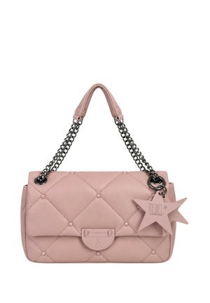 Borsa rosa trapuntata con manici a catena e targhette a forma di stella con la scritta "Rebel Collection" attaccate su un lato.