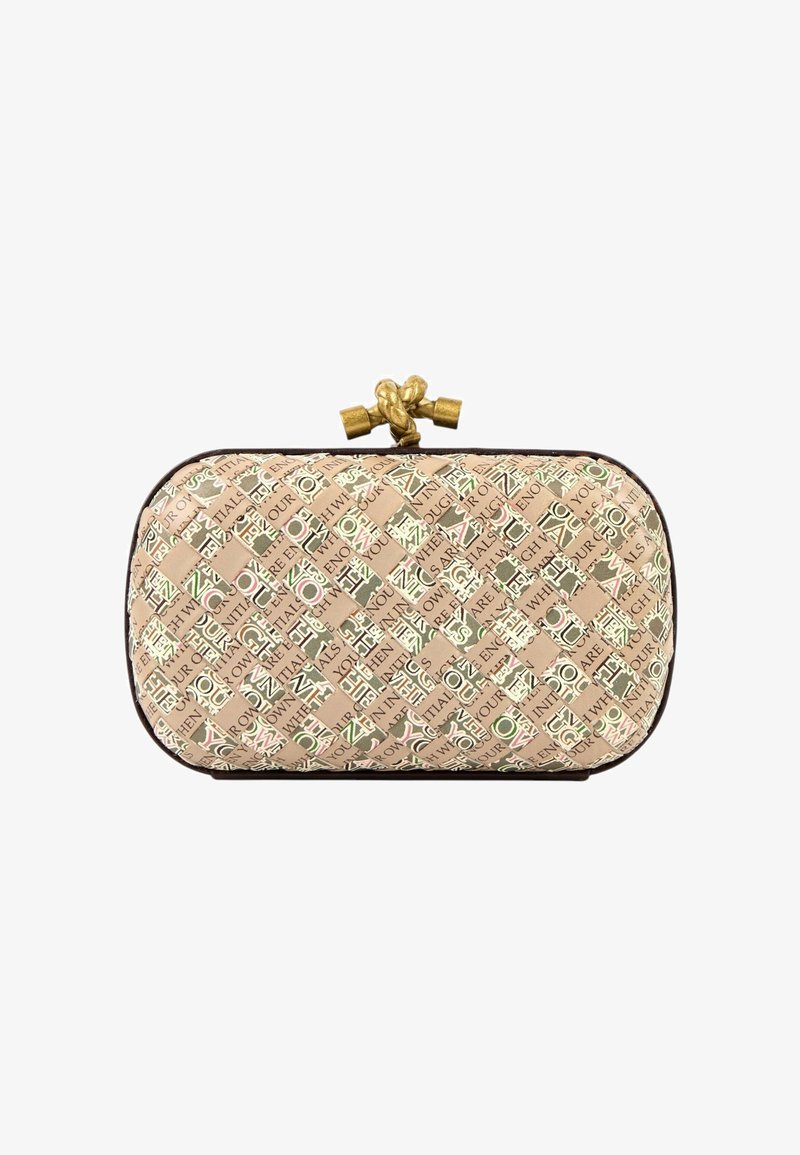 Pochette tissée rectangulaire beige avec motifs de texte et fermoir nœud torsadé doré sur le dessus.