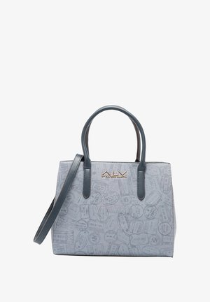 Borsa azzurro chiaro con motivo testurizzato di timbri di viaggio, doppie maniglie superiori e tracolla regolabile. Dettaglio logo dorato sul davanti.