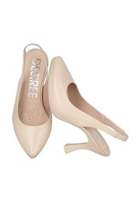 Tacones slingback de punta afilada en material sintético beige. Presentan un diseño recortado, plantilla texturizada con un patrón de corazones y un tacón delgado.