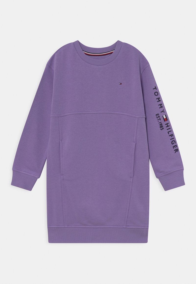 Fioletowa bluza z okrągłym dekoltem, długimi rękawami i kieszeniami z przodu. Na lewym rękawie znajduje się napis "TOMMY HILFIGER EST 1985".