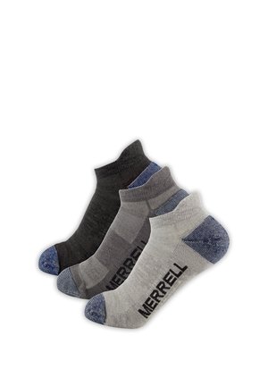 Tre paia di calzini alla caviglia Merrell in tonalità di grigio scuro, grigio medio e grigio chiaro con dettagli contrastanti di colore blu sul tallone e sulle dita.