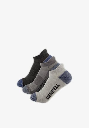 Trois chaussettes chevilles Merrell en gris foncé, gris moyen et gris clair avec des accents contrastants bleus au talon et à l'orteil.