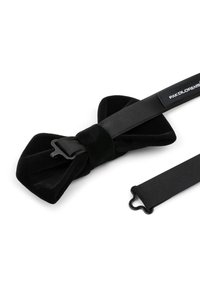 Czarny aksamitny muszka o gładkiej fakturze, z satynową wstążką i metalowym zapięciem. Regulowany pasek z akcentem w postaci pętli.